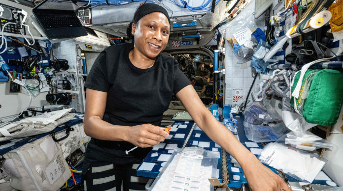 A astronauta da NASA Jeanette Epps processa amostras de sangue e saliva A astronauta da NASA Jeanette Epps processa amostras de sangue e saliva