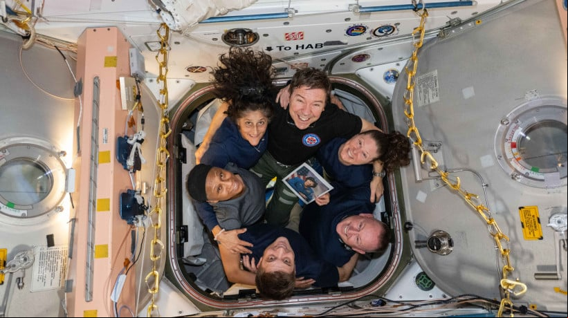 Astronautas da NASA se reúnem dentro da nave Cygnus para um retrato