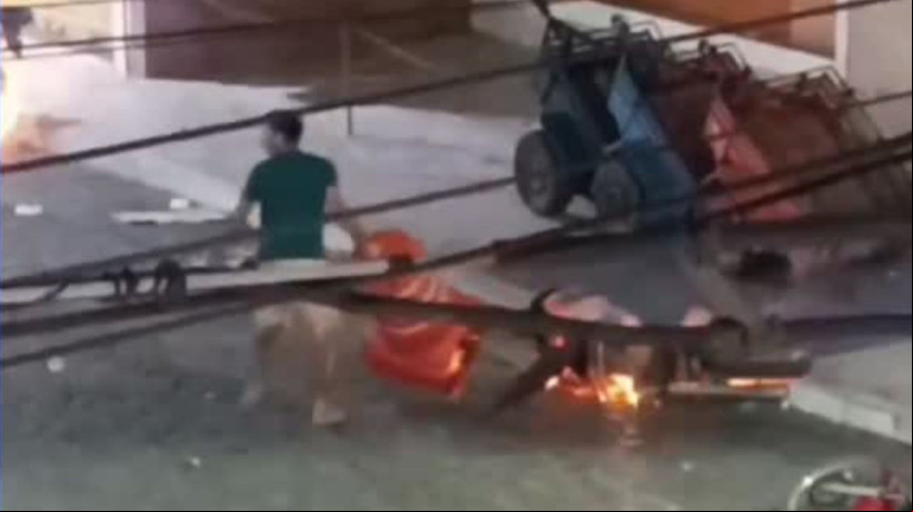 Nas imagens, é possível ver um homem tentando controlar as chamas para resgatar a vítima