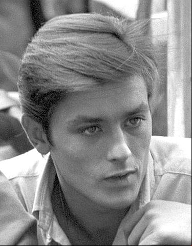 Alain Delon (1935 - 2024) - Ficou mundialmente conhecido em ''O Sol por Testemunha'' e foi um verdadeiro ícone da beleza nas décadas de 60 e 70, ganhador do prêmio César e homem de negócios.