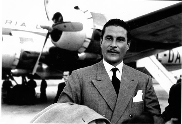Errol Flynn (1909 - 1959) - Ficou famoso por seus papéis em filmes de aventuras como ''As Aventuras de Robin Hood e Capitão Sangue. Era uma pessoa envolvida em alguns escândalos fora da telinha.
