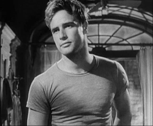 Marlon Brando (1924 - 2004) - Começou no teatro e, na década de 50, ou para o cinema, ficando mundialmente conhecido com uma sequência de filmes. Na década de 70, voltou a ser escalado para grandes produções como ''O Poderoso Chefão''.