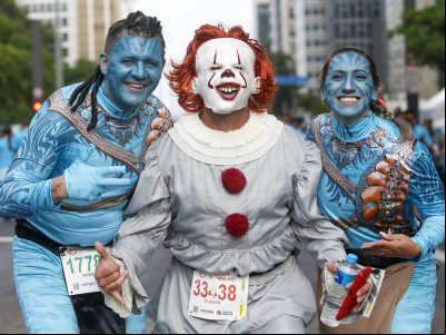 É tradição na corrida da São Silvestre que alguns corredores participem fantasiados de personagens É tradição na corrida da São Silvestre que alguns corredores participem fantasiados de personagens
