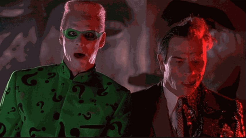 Naquele ano, o ator esteve no filme Batman Eternamente como o vilão Edward Nygma/Charada (à esquerda). Mas as dificuldades de relacionamento com o ator Tommy Lee Jones (à direita, no papel de Duas Caras) tornaram-se notórias.