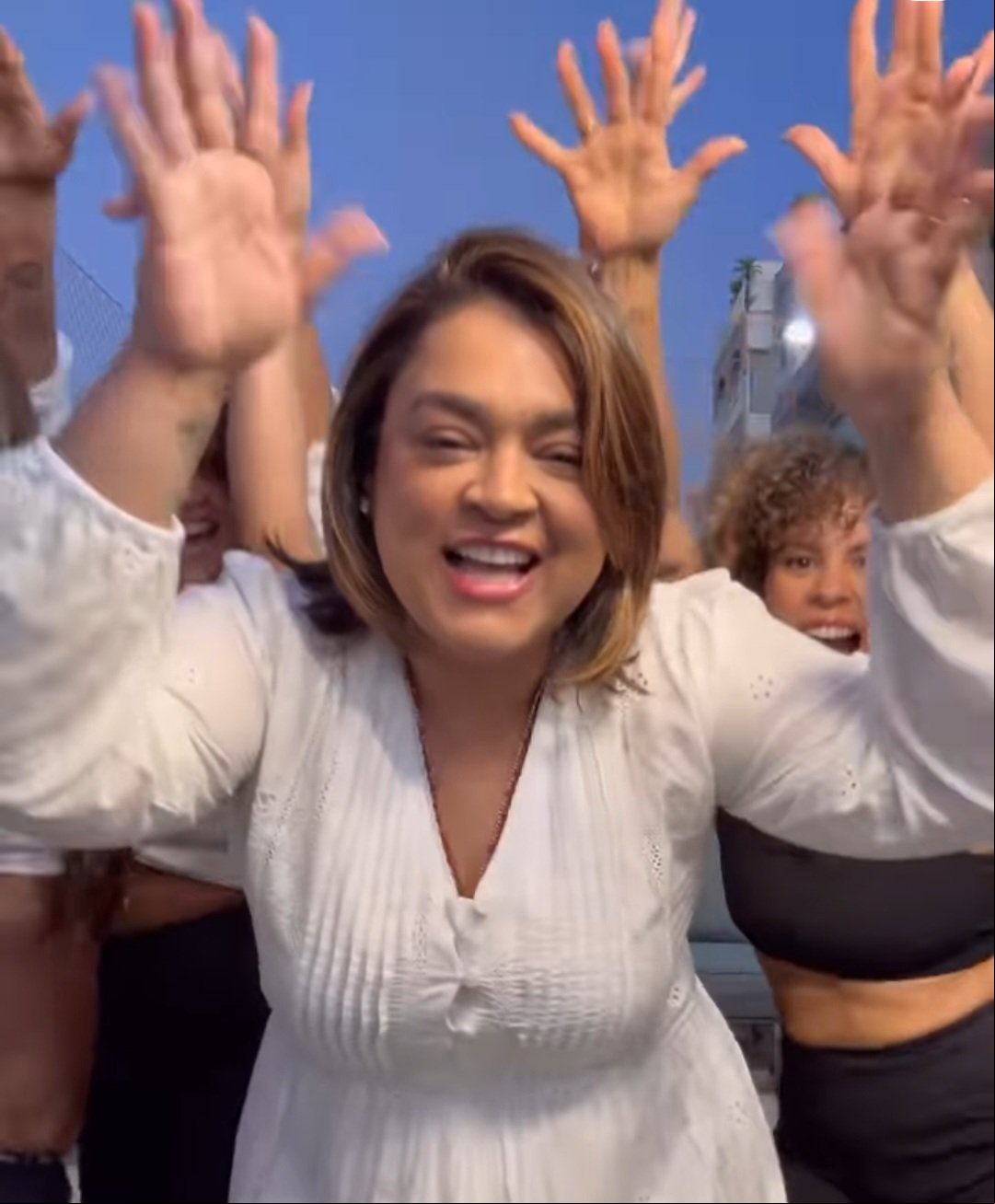 A cantora Preta Gil mudou o visual e está com os cabelos mais claros e mais curtos , com fisionomia mais leve para encarar mais uma etapa no tratamento contra o câncer.ela fará uma nova cirurgia. 