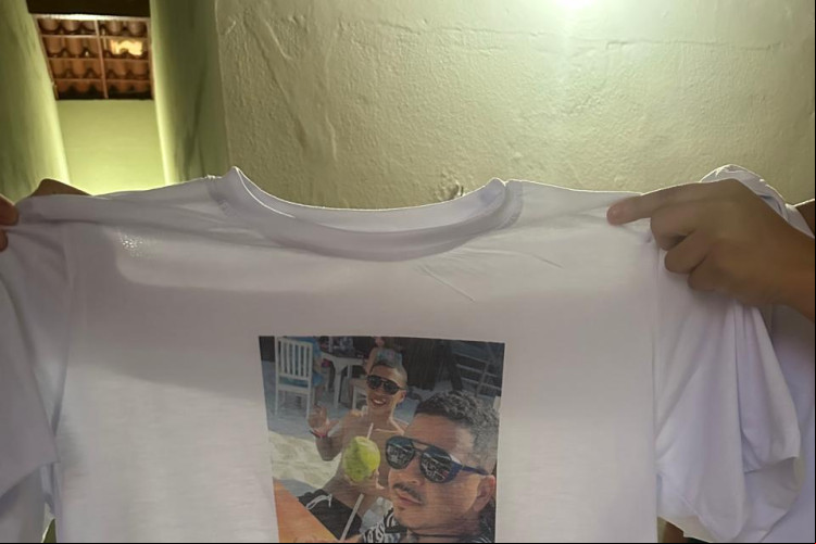 Familiares fizeram blusas de homenagem ao jovem Familiares fizeram blusas de homenagem ao jovem