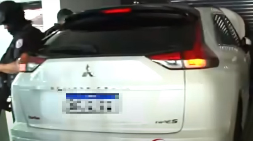 MPE anexou em ação trecho de reportagem do portal Factual RJ registrando que carro que teria sido dado por servidores da Prefeitura de Santa Quitéria a traficante estava na casa dele na Rocinha