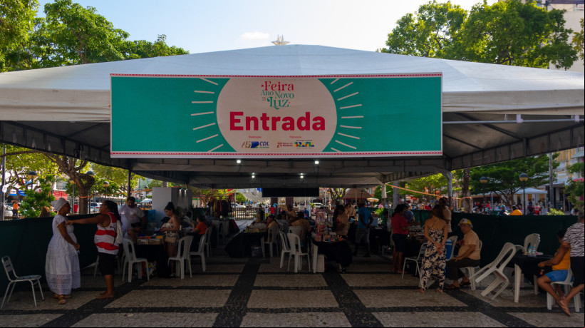 Fortaleza- CE, Brasil, 27-12-24: Feira Ano Novo de Luz reúne artesanatos e produtos locais na Praça do Ferreira. (Fotos: Lorena Louise / Especial para O POVO)