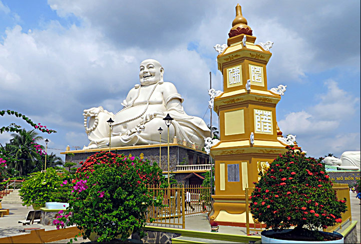 A base da tradição budista é formada pelas Três Joias: o Buda (mestre), o dharma (ensinamentos da Lei do Universo) e a sangha (comunidade budista).