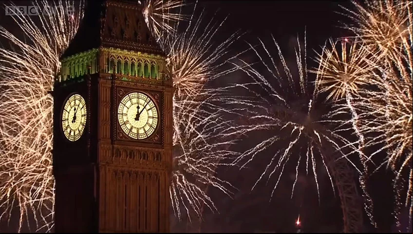 Na Inglaterra, uma das tradições é acompanhar a contagem regressiva no Big Ben, um sino gigante e com relógio localizado em Londres.
