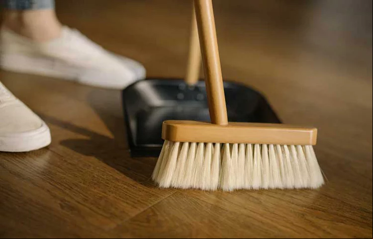 No México, uma tradição é varrer a casa pouco antes da virada, para que ela atraia bons fluídos para o ano novo. Também há quem fique com mochila nas costas para que viaje bastante.