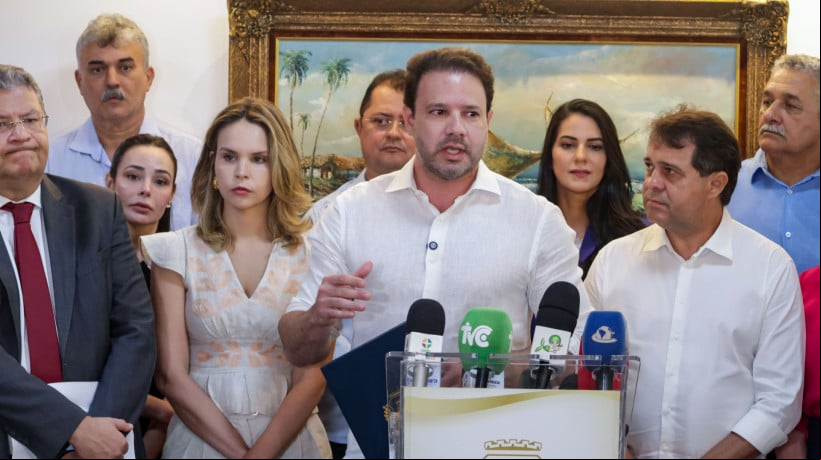 Vereador Leo Couto, presidente da Câmara Municipal, entre o prefeito Evandro Leitão e a vice Gabriella Aguiar