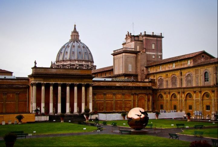 Fundados pelo Papa Júlio II no início do século XVI, os Museus do Vaticano abrigam obras de arte que foram acumuladas ao longo dos séculos pelos Papas. Conheça algumas!