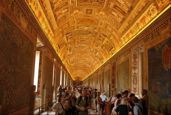 Galeria dos Mapas: Esta galeria apresenta mapas detalhados da Itália do século XVI, com belos afrescos que cobrem as paredes e o teto.