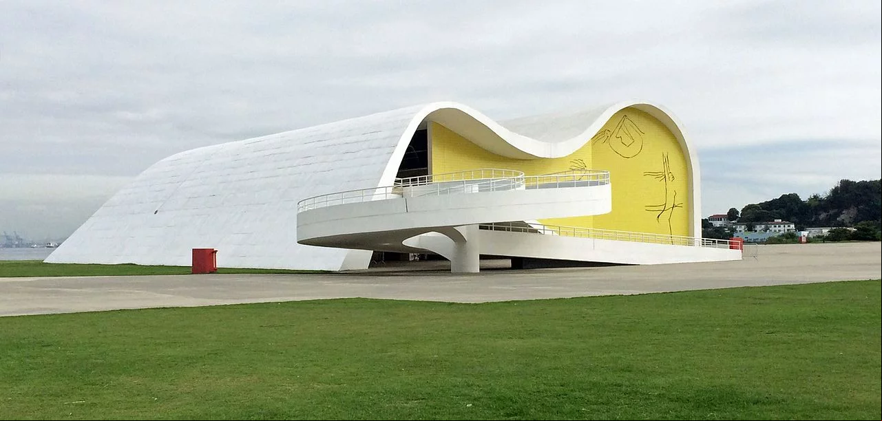 A cidade de Niterói , no RJ, tem obras importantes de Oscar Niemeyer. O Teatro que leva seu nome foi Inaugurado em 5/4/2007. A construção ondulada tem cerâmica na fachada e vidro que permite à plateia ver a bela paisagem. O o é por uma rampa sinuosa.