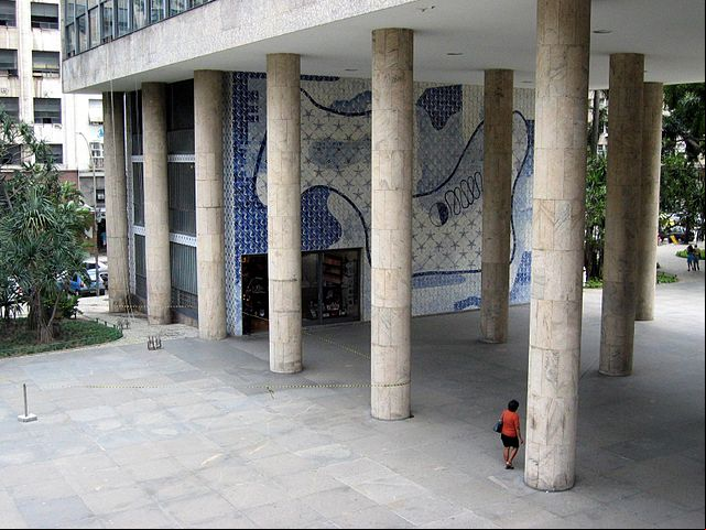 No Rio de Janeiro, as colunas do Palácio Gustavo Capanema, onde funcionou o Ministério da Educação e da Saúde, são muito famosas. E um marco da época em que o Rio de Janeiro era a capital federal.