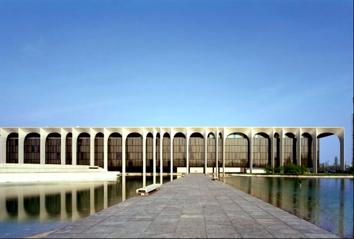 Editora Mondadori (Itália) - O projeto do prédio foi um presente de Niemeyer à cidade de Milão, a meca da moda mundial. Ele imprimiu o seu estilo inconfundível de colunas delicadas na fachada, diante de espelho d'água, tão famoso em Brasília.