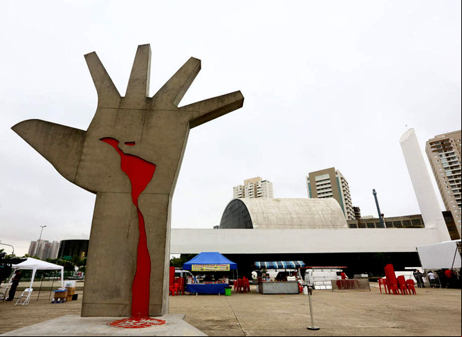 Memorial da América Latina - Centro cultural e político inaugurado em 1989 na Barra Funda, em São Paulo. Tem obras de arte, livros, documentos e material audiovisual sobre a América Latina. O monumento Mão retrata o sangue que escorre no continente, numa referência à colonização.