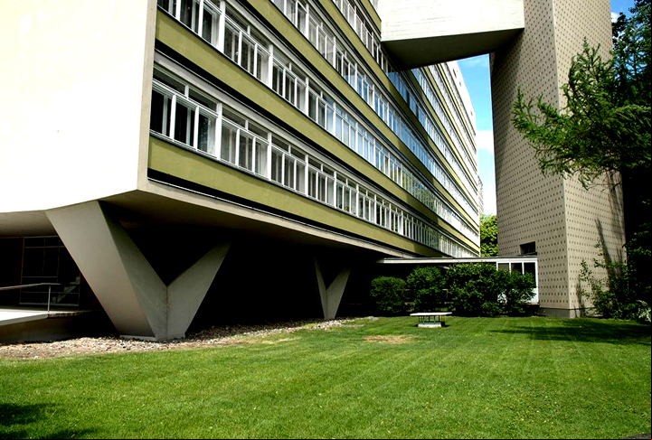 Prédio na Interbau (Alemanha) - Em 1957, a exposição internacional de arquitetura Interbau reuniu profissionais para a criação de um bairro residencial em Berlim. Niemeyer fez este prédio, com colunas de sustentação em forma de V.