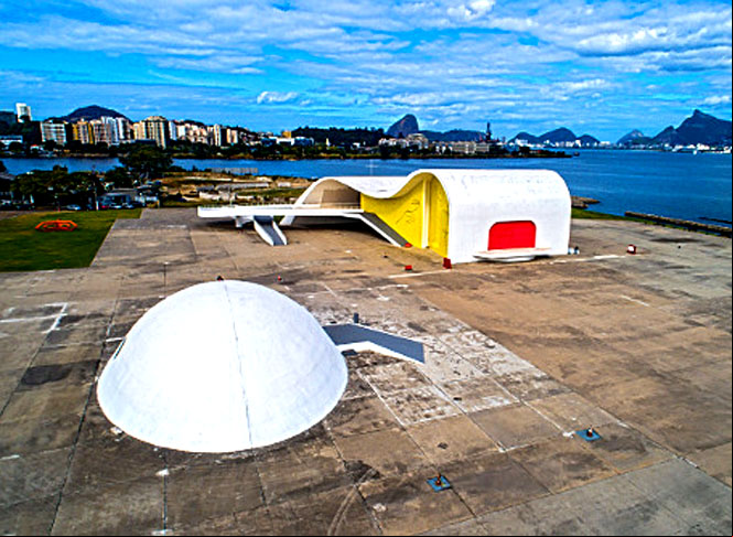 O teatro integra o Caminho Niemeyer, complexo de espaços culturai no Mirante Boa Viagem, à beira da Baía de Guanabara.