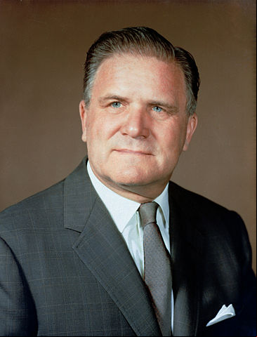 Em 2002 foi iniciada a construção e o projeto ou a ter o nome de James Webb (foto), da NASA que liderou o projeto Apollo nos anos 60.