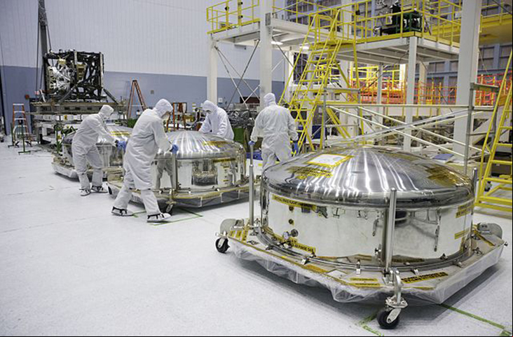 Outro nó: diferentemente do Hubble, que deu problema após o lançamento e a Nasa enviou astronautas para o conserto, o James Webb não poderia sofrer manutenção humana, pela distância. O jeito foi realizar milhares de testes. Não poderia haver erro algum no lançamento e nos equipamentos.