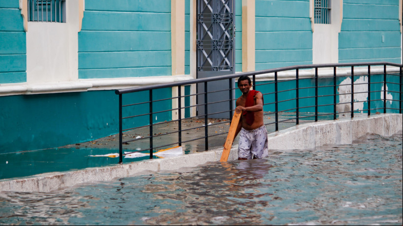 FORTALEZA, CEARÁ, BRASIL, 14-01-2024: Chuvas e alagamentos pela manhã na Av Pessoa Anta. (Foto: Samuel Setubal/ O Povo)