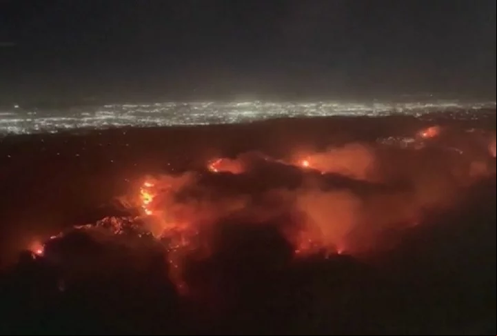 Desde o dia 7/1/1, o maior incêndio da história de Los Angeles, na Califórnia, tem provocado destruição em massa na cidade norte-americana, inclusive ameaçando pontos turísticos famosos da região.