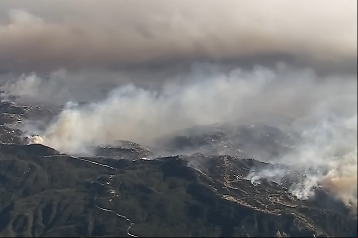 O incêndio se espalhou para a região de Hollywood Hills, que fica ao sudoeste das montanhas de Santa Mônica, chegando a ameaçar locais icônicos, um deles a famosa placa de Hollywood.