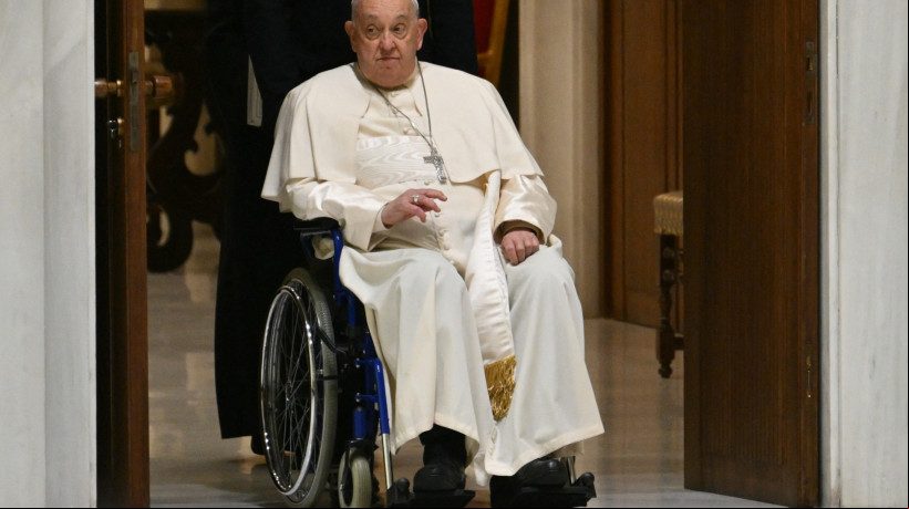 Imagem do Papa Francisco ao chegar para celebrar a audiência do Jubileu na sala Paulo VI, no Vaticano, em 11 de janeiro de 2025