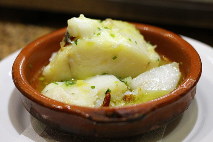 O bacalhau é um alimento versátil e base de uma infinidade de pratos. Na Espanha, o bacalao al pil-pil é uma iguaria famosa.