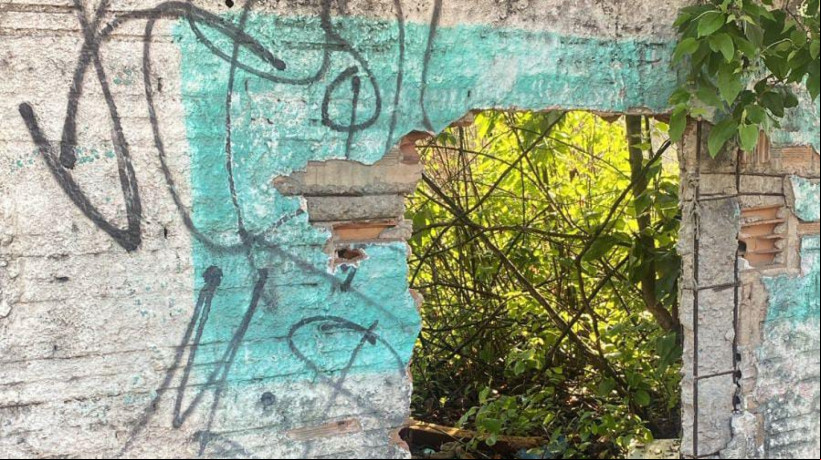 Os corpos de duas vítimas de sexo masculino, ainda não identificadas formalmente, foram encontrados no terreno com perfurações ocasionadas por disparos de arma de fogo