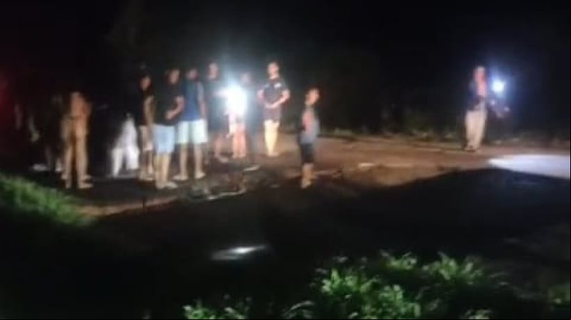 Carros caem em cratera que se abriu em via pÃºblica perto de Paracuru
 