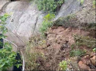 O trecho do o à parede principal do Açude Cedro cedeu devido às fortes chuvas, por volta das 22h da noite do último domingo, 26 