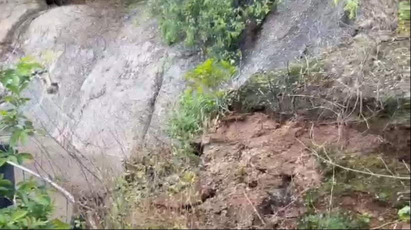 O trecho do o à parede principal do Açude Cedro cedeu devido às fortes chuvas, por volta das 22h da noite do último domingo, 26