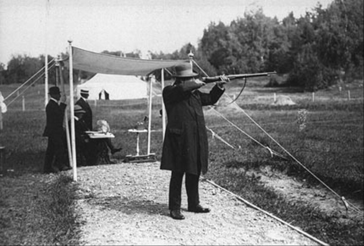 O tiro ao pombo também esteve presente em quatro outras edições, entre 1908 e 1924, mas com os animais reais sendo substituídos por versões de argila.