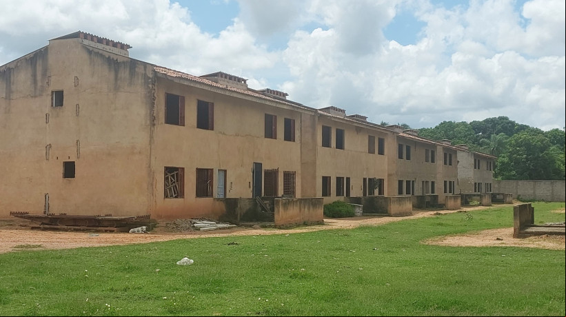 Imóvel encontra-se abandonado há pelo menos uma década.