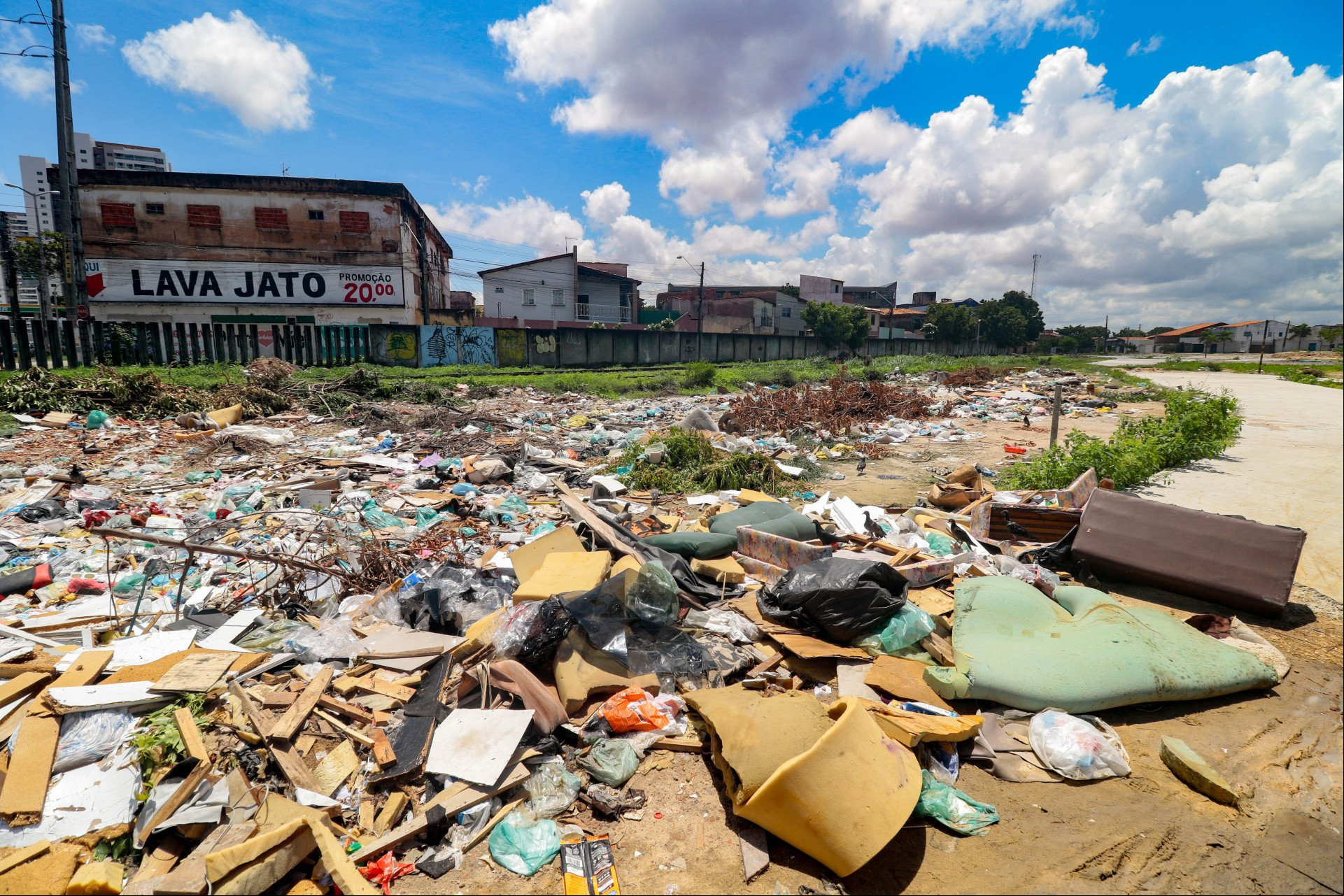 Acúmulo de pontos de lixo em alguns bairros, terreno no cruzamento das avenidas Dr Theberge e Tenente Lisboa, no bairro Álvaro Weyne