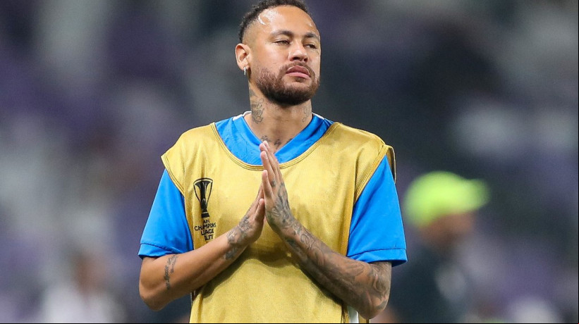 O camisa 10 do Peixe utilizou o veículo para ir ao treino no clube e falou com atletas e funcionários a respeito de como queria ter o modelo