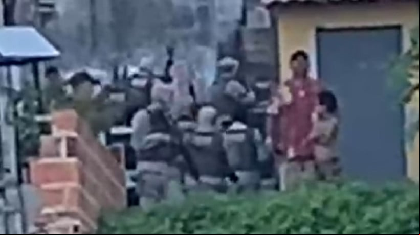 Registro feito por morador da operação policial na comunidade do Oitão Preto deflagrada para localizar suspeitos de matar o policial penal José Wendesom Rodrigues de Lima