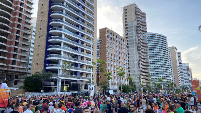 Foliões movimentam festa na Praia de Iracema