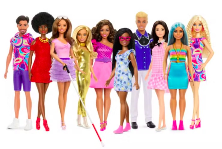 Com o intuito de tornar sua linha de produtos mais inclusiva, a Mattel ou a produzir bonecas inspiradas em pessoas que têm deficiências. E lançou, inclusive, uma Barbie cega.