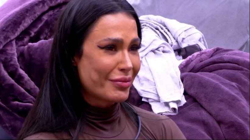 BBB 25: Gracyanne se emociona ao ouvir comentários sobre ela no Quarto Secreto
