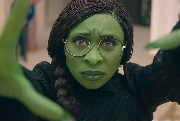 Em Wicked, Erivo interpreta Elphaba, uma jovem incompreendida por ter a pele verde e que ainda não descobriu os verdadeiros poderes.
