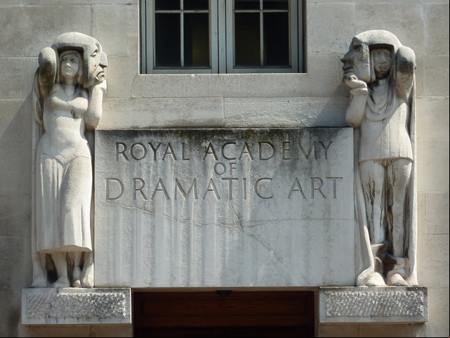 Tempos depois, se transferiu para a renomada Royal Academy of Dramatic Art (RADA), onde aprimorou suas habilidades como atriz.
