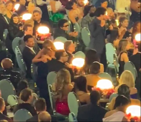 Swift gentilmente ofereceu seu lugar, compartilhando a mesa com Erivo, que agradeceu com um abraço. O vídeo do momento viralizou nas redes sociais.