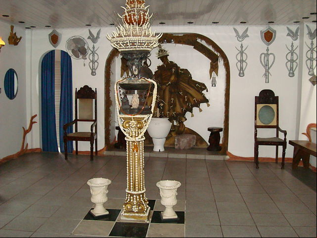 O Candomblé possui uma estrutura mais rígida e tradicional, com ritos específicos para iniciação, oferendas, cantos e danças para cada orixá. O culto é feito em terreiros, onde os orixás se manifestam nos médiuns por meio da incorporação.