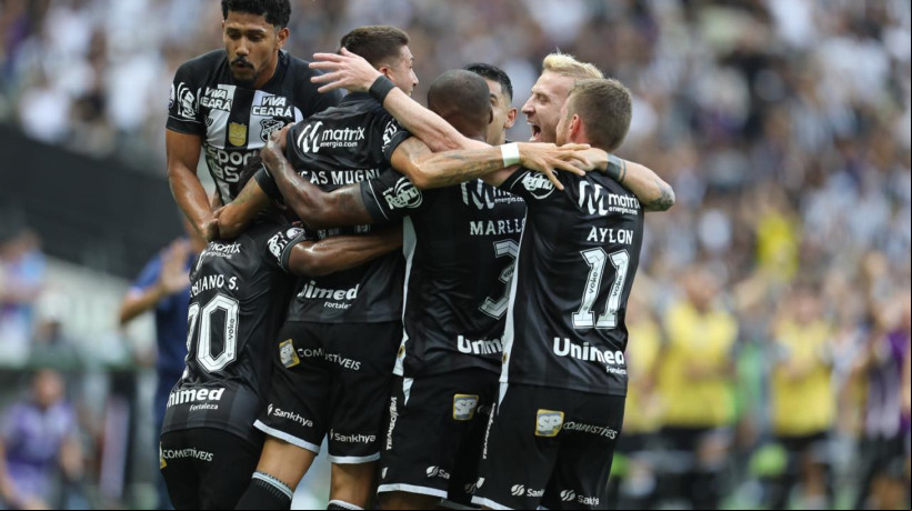 Jogadores do Ceará comemoram gol em Clássico-Rei