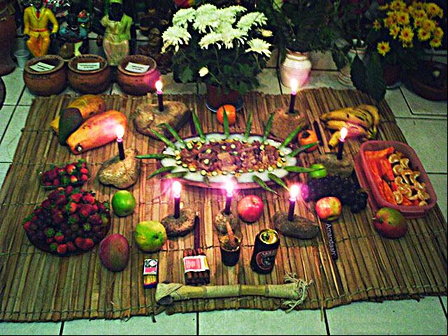 Segundo a tradição, diferentemente de Olodumaré, os orixás gostam de receber oferendas. Alimentos, bebidas, velas, flores, pratos preparados conforme a preferência do orixá.