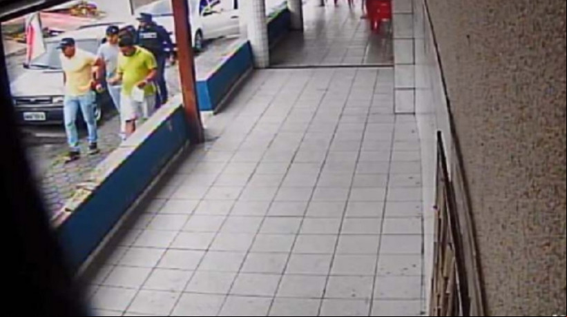 Câmeras de vigilância flagraram o momento em que José Tiago Ferreira Teobaldo foi arrebatado de um bar do bairro Bom Futuro por quatro homens